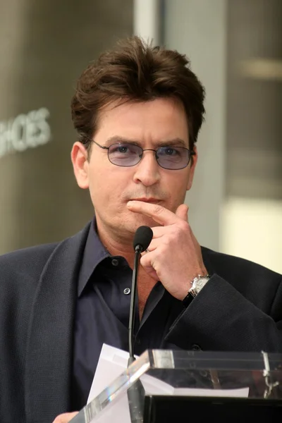 Charlie Sheen at the Ceremony Honoring Chuck Lorre with the 2,380th Star on the Hollywood Walk of Fame. Hollywood Boulevard, Hollywood, CA. 03-12-09 — Stockfoto