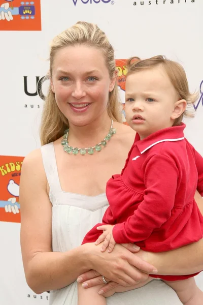 Elisabeth Rohm y su hija Easton — Foto de Stock