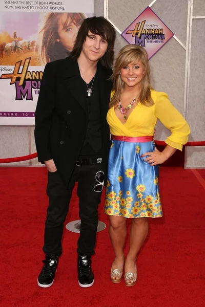 Mitchel Musso y Shawn Johnson en el estreno de 'Hannah Montana The Movie' en Los Ángeles. Teatro El Capitan, Hollywood, CA. 04-02-09 —  Fotos de Stock
