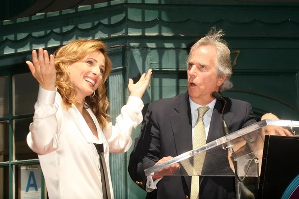 Marlee Matlin and Henry Winkler at the Walk of Fame Ceremony Honoring Marlee Matlin. Hollywood Boulevard, Hollywood, CA. 05-06-09 — Stok fotoğraf