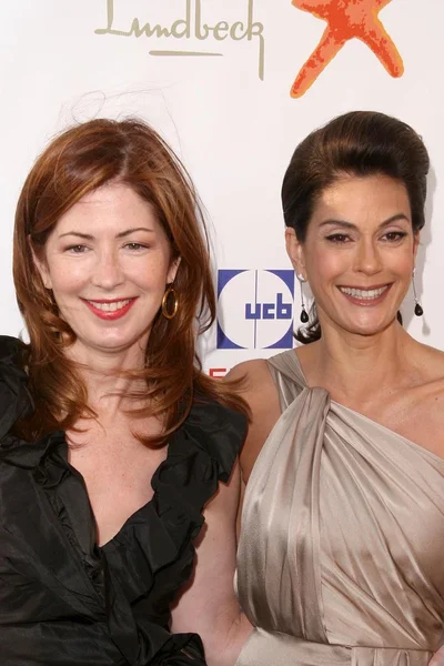 Dana Delany et Teri Hatcher à la 8e Comédie annuelle pour un remède, un avantage pour amasser des fonds et sensibiliser l'Alliance contre la sclérose tubéreuse. Boulevard3, Hollywood, CA. 04-05-09 — Photo