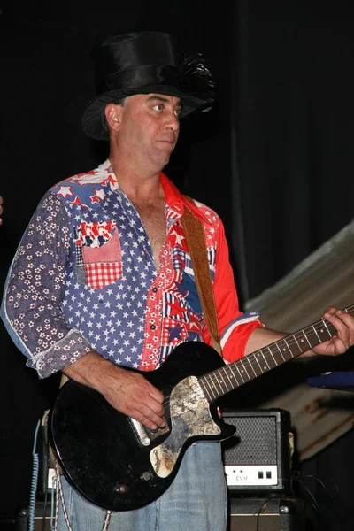 Bruno frasca på Amerika välkomnar harry hunden och den resande själ cirkus konsert med gibson usa gitarrbyggare, okänd theater, hollywood, ca. 2009-04-17 — Stockfoto