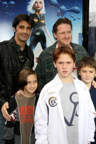 Gilles Marini with Donal Logue and their families at the Los Angeles Premiere of 'Monsters Vs. Aliens'. Gibson Amphitheatre, Universal City, CA. 03-22-09 — Stock fotografie