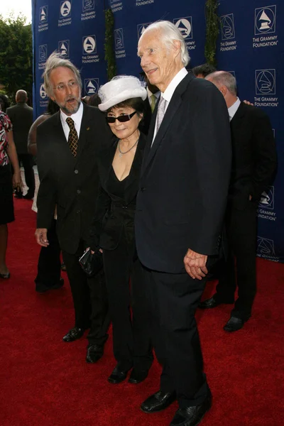 Neil Portnow com Yoko Ono e George Martin — Fotografia de Stock