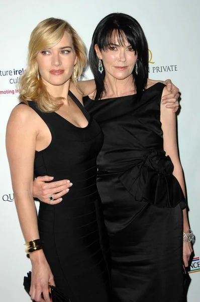 Kate winslet und hylda queally bei der us-irland alliance pre academy awards gala. ebell club, los angeles, ca. 19.02.09 — Stockfoto