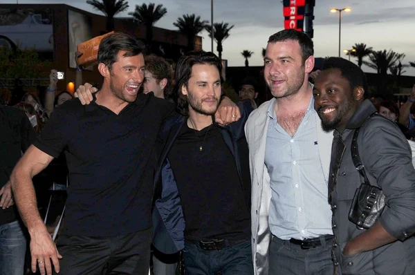 Hugh Jackman e Taylor Kitsch com Liev Schreiber e Will i Am na premiere dos Estados Unidos de 'X-Men Origins Wolverine'. Harkins Theatres, Tempe, AZ. 04-27-09 — Fotografia de Stock