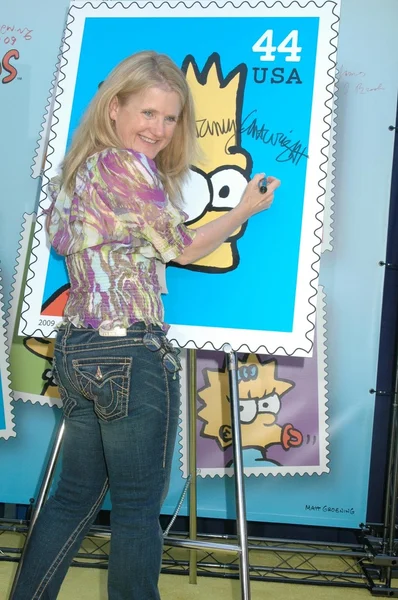 Nancy Cartwright lors de la cérémonie dédiant des timbres postaux américains à l'émission de télévision "Les Simpson". Twentieth Century Fox, Los Angeles, CA. 05-07-09 — Photo