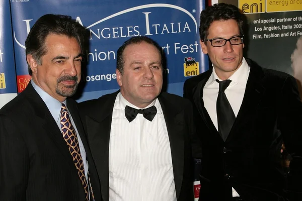 Joe Mantegna con Pascal Vicedomini y Ioan Gruffudd en el 4º Festival de Moda y Arte de Los Ángeles Italia. Mann Chinese 6 Theatre, Hollywood, CA. 02-15-09 — Foto de Stock