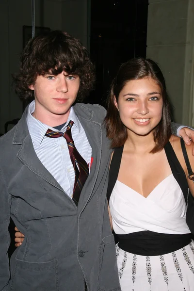 Charlie McDermott and Shelby Young — Stockfoto