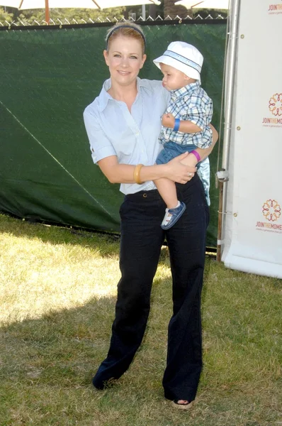 Melissa Joan Hart y su hijo — Foto de Stock
