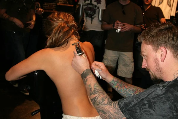 Bridgetta tomarchio v allfiction představuje tetování celebrit ve čtvrtek s billy benson. červené, bílé a modré tetování, ventura, ca. 03-19-09 — Stock fotografie