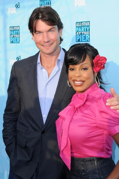 Jerry O'Connell and Niecy Nash — Stock Photo, Image