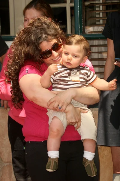 Marissa Jaret Winokur y su hijo Zev en la ceremonia del Paseo de la Fama en honor a Marlee Matlin. Hollywood Boulevard, Hollywood, CA. 05-06-09 —  Fotos de Stock