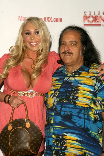 Қыздардың жалаңаш кездейсоқ суреттері