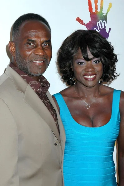 Julius Tennon y Viola Davis en el lanzamiento del 'Día de Mandela'. Beverly Hills Hotel, Beverly Hills, CA. 05-14-09 — Foto de Stock