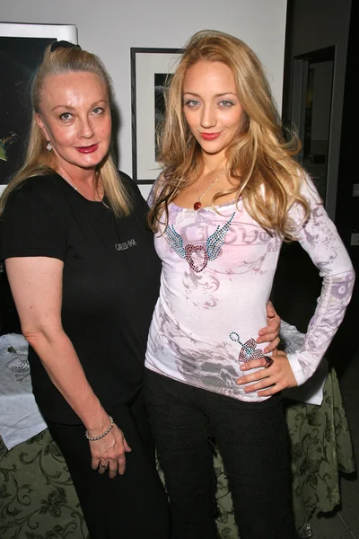 Carushka e Sarah Scott in una AMA Gifting Suite di ShoeDazzle.com, Gibson Guitars, Beverly Hills, CA 11-21-08 — Foto Stock