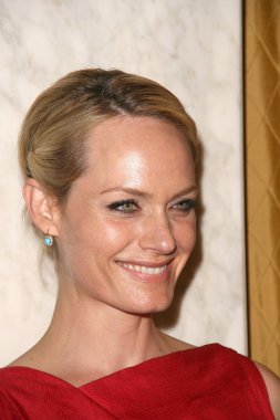 Amber Valletta