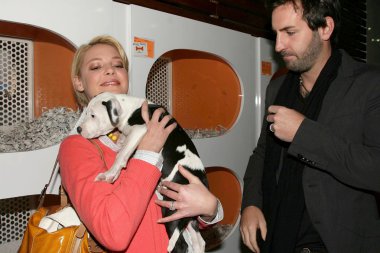 Katherine heigl ve josh kelley adlı mutts melrose orangebone evde beslenen hayvan stok açılış için. orangebone, hollywood, ca. 02-11-09