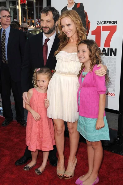 Judd Apatow with Leslie Mann and family — Stock Photo, Image