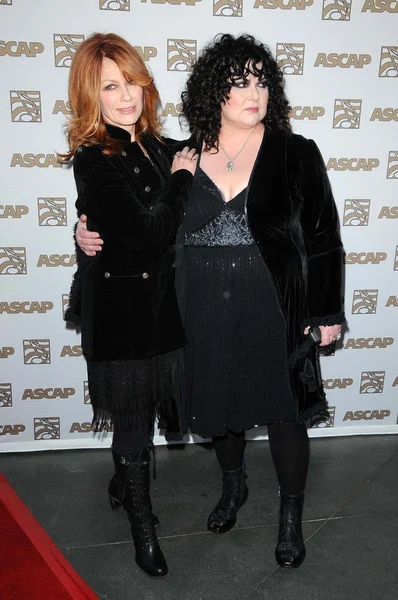 Nancy wilson och ann wilson vid 2009 ascap pop awards. den renässans hollywood hotel, hollywood, ca. 04-22-09 — Stockfoto