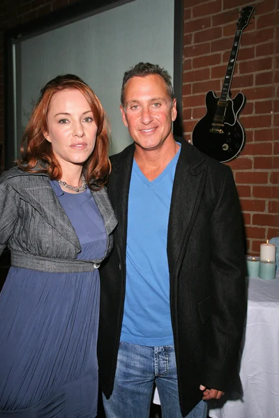 Jenny McShane and Ken Siporin at an AMA Gifting Suite by ShoeDazzle.com, Gibson Guitars, Beverly Hills, CA 11-21-08 — Stock Photo, Image
