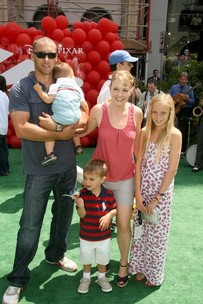 Mark Wilkerson with Melissa Joan Hart and family — Stok fotoğraf