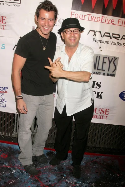 Kris Black y Johnny V en la inauguración de 'The Abstract Art of Kris Black' beneficiando a los sobrevivientes de abuso sexual. Stanley 's Restaurant and Bar, Sherman Oaks, CA. 05-21-09 — Foto de Stock