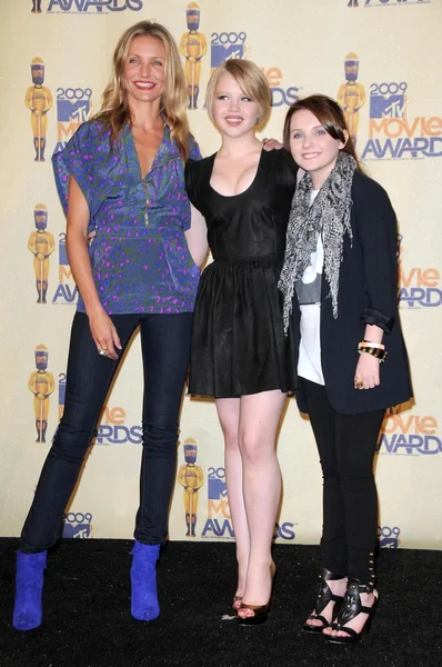 Cameron Diaz with Sofia Vassilieva and Abigail Breslin in the Press Room at the 2009 MTV Movie Awards. Gibson Amphitheatre, Universal City, CA. 05-31-09 — Stock Photo, Image