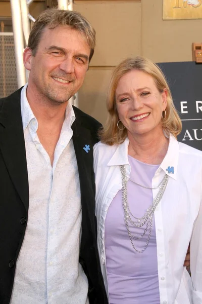 Eve Plumb and husband Ken at 'Heroes for Autism' Benefit fundraiser. Avalon, Hollywood, CA. 04-19-09 — Stock Photo, Image