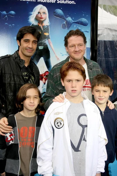 Gilles Marini with Donal Logue and their families — Stockfoto