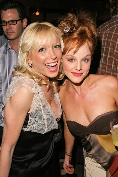 Courtney Peldon y Dana Daurey en la fiesta de cumpleaños de Jennifer Blanc. Amagi Night Club, Hollywood, CA. 04-21-09 —  Fotos de Stock