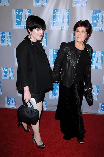 Kelly osbourne i sharon osbourne w wieczór z kobietami - obchodzi sztuka, muzyka i równości. Beverly hilton hotel, beverly hills, ca. 04-24-09 — Zdjęcie stockowe