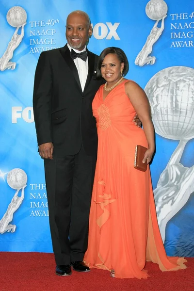 James Pickens Jr. y Chandra Wilson en la sala de prensa en los 40º NAACP Image Awards. Shrine Auditorium, Los Ángeles, CA. 02-12-09 — Foto de Stock