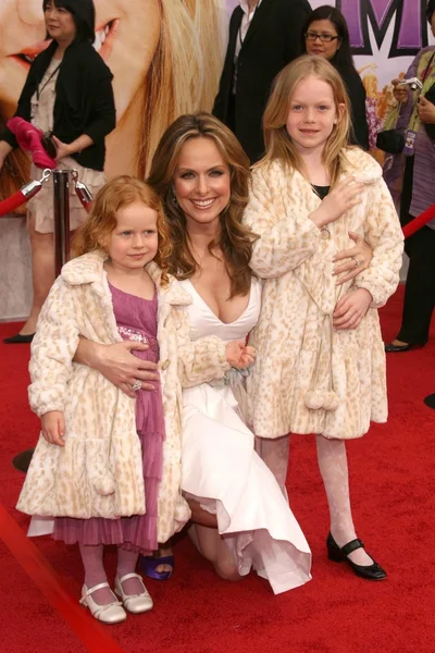 Melora Hardin e la sua famiglia alla premiere di 'Hannah Montana The Movie' a Los Angeles. El Capitan Theatre, Hollywood, CA. 04-02-09 — Foto Stock