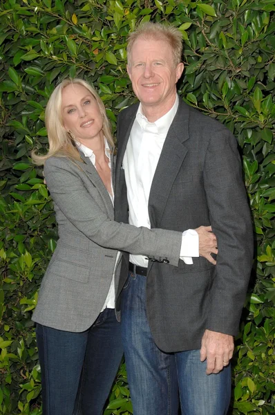 Rachelle Carson and Ed Begley Jr at Alliance For Children's Rights' 2nd Annual 'Dinner With Friends'. Private Residence, Los Angeles, CA. 06-02-09 — Stock Photo, Image