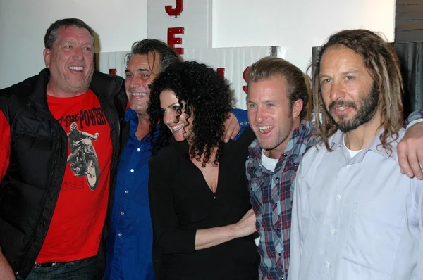 L-R Steve Jones, Steve Olsen, Elisabeth Weinstock, Scott Caan and Tony Alva at Steve Olson's 'Coming Out Party' An Art Show. Private Location, Los Angeles, CA. 02-28-09 — Stock Photo, Image