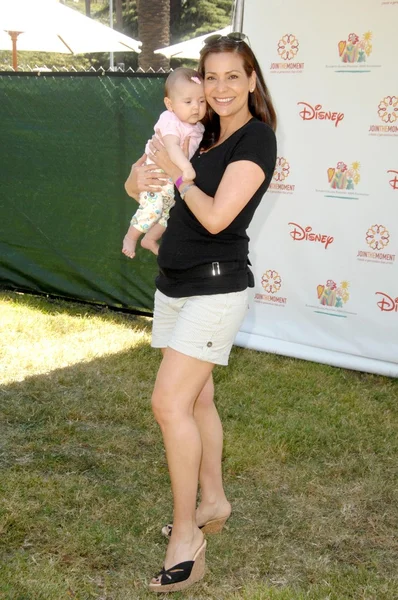 Constance Marie y su hija Luna en el 20º Carnaval Anual A Time For Heroes Celebrity en beneficio de Elizabeth Glaser Pediatric AIDS Foundation. Teatro Wadsworth, Los Ángeles, CA. 06-07-09 —  Fotos de Stock