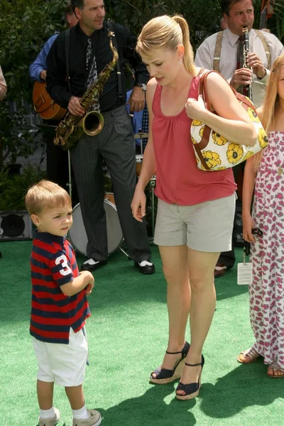 Мелисса Джоан Харт и её сын на мировой премьере "Up". Театр El Capitan, Голливуд, Калифорния. 05-16-09 — стоковое фото