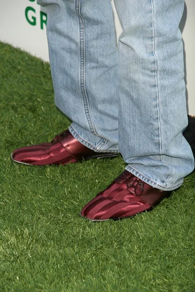 Luke perry 's shoes at global green usa' s 13th annual millennium awards. fairmont miramar hotel, santa monica, ca. 30.05. — Stockfoto