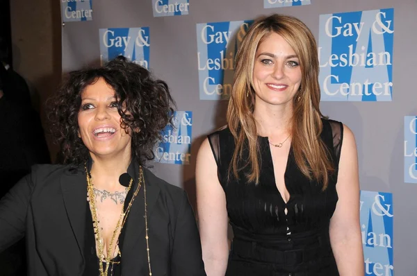 Linda Perry and Clementine Ford at 'An Evening With Women - Celebrating Art, Music and Equality'. Beverly Hilton Hotel, Beverly Hills, CA. 04-24-09 — Stockfoto