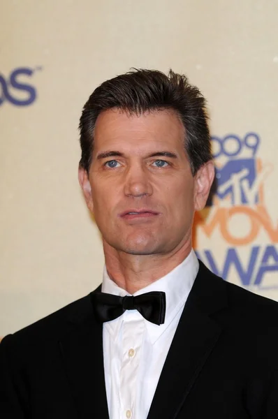 Chris Isaak in de perszaal tijdens de 2009 Mtv Movie Awards. Gibson Amphitheatre, Universal City, Ca. 05-31-09 — Stockfoto