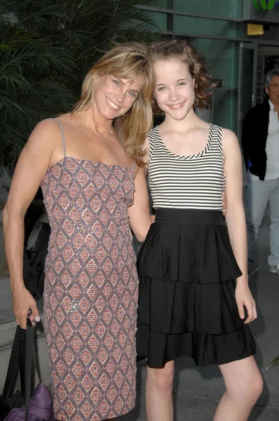 Кэтрин Мэри Стюарт и дочь Ханна на премьере фильма "Любовь и танцы" в Лос-Анджелесе. Арклист Голливуд, Голливуд, Калифорния. 05-06-09 — стоковое фото