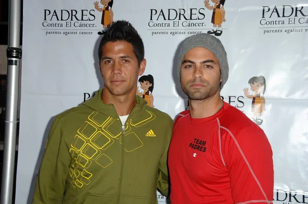 Fernando verdasco und adrian belliani an den padres stehen für hope 5k charity run-walk. los angeles Memorial Kolosseum, los angeles, ca. 21.03. — Stockfoto