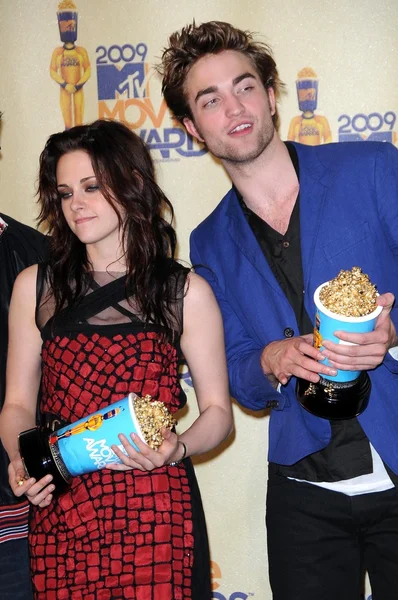 Kristen Stewart and Robert Pattinson in the Press Room at the 2009 MTV Movie Awards. Gibson Amphitheatre, Universal City, CA. 05-31-09 — Stock Photo, Image