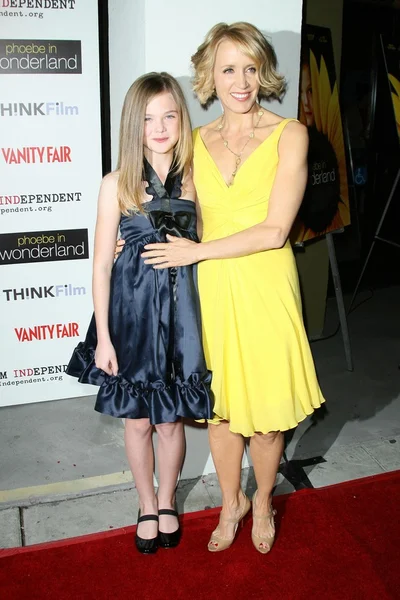 Elle Fanning y Felicity Huffman — Foto de Stock