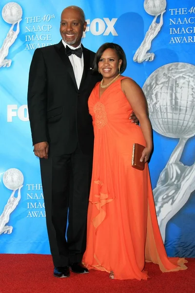 James pickens Jr ve chandra wilson 40 naacp Image Ödülleri, basın odasında. türbe Auditorium, los angeles, ca. 02-12-09 — Stok fotoğraf