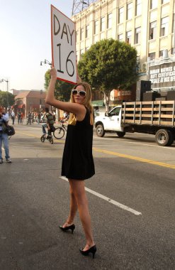 Hollywood Bulvarı'nda bir Writers Guild of America protesto Emily Blake. Hollywood, Ca. 11 / 20 / 07