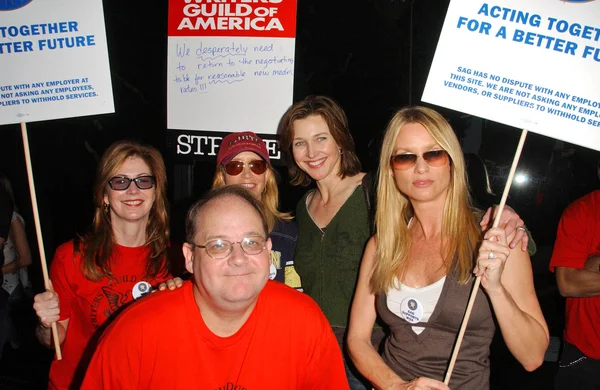 L-R Dana Delany, Marc Cherry, Nicollette Sheridan, Felicity Huffman and Brenda Strong — Stock Photo, Image