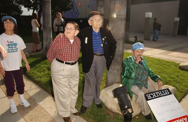 Jerry Maren with Mickey Carroll and Carl Swenson at the Writers Guild of America Picket Line in front of NBC Studios. Burbank, CA. 11-16-07 — Stock Photo, Image