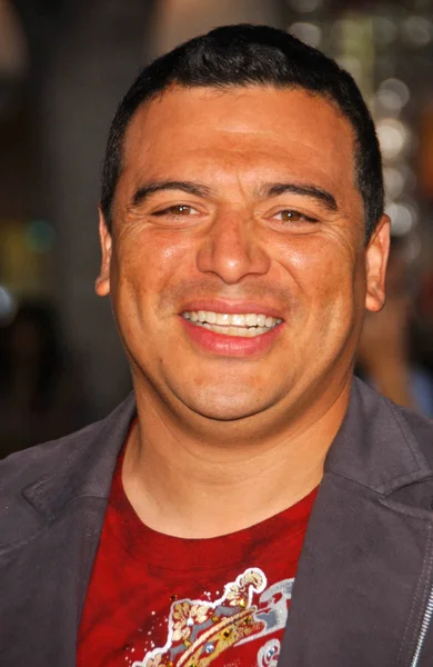 Carlos mencia på los angeles premiären av "the heartbreak kid". Mann village theatre, westwood, ca. 09 / 27 / 07 — Stockfoto